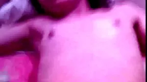 Гледайте как Juicy Bubble Butt на аматьорско българско порно Mia се разцепва широко