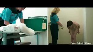 Доли Лий се чука на стола с кафявите си очи home porno
