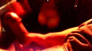 Avi Love разперва бузите си на дупето за ректално porno domashno рязане на JJ