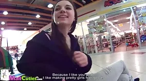Алекс Блейк се порно пияни рускини чука в бар стола с естествените си цици