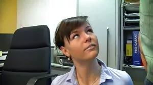 Брюнетката Брук любителски секс Хейз се чука на бюрото с дребничката си